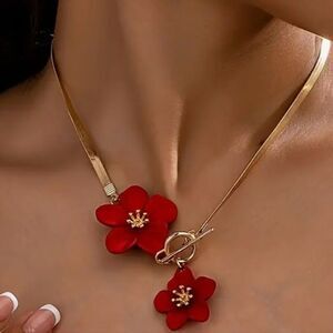 🌺 NEW Elegant Red Floral Necklace 🌺